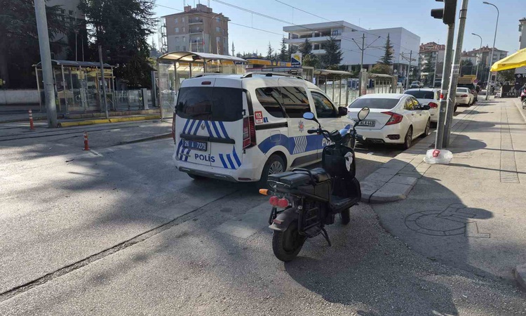 Son Gelişme: Eskişehir Odunpazarı'nda otomobil, elektrikli bisiklet sürücüsünü yaralayıp kaçtı | İşte Tüm Ayrı