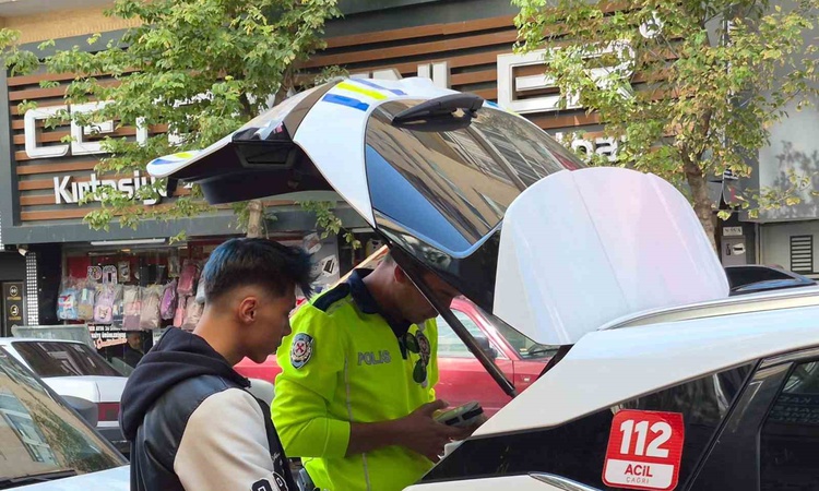 Son Gelişme: Eskişehir'de otomobil sürücüsüne yumruk atan motosikletliye 180 bin TL ceza yazıldı ve Merak Edil