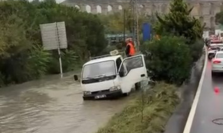 Son Gelişme: Eyüpsultan'da yağışta taşan rögara düşen kamyonetin şoförü yardım istedi - Son Dakika Bilgileri