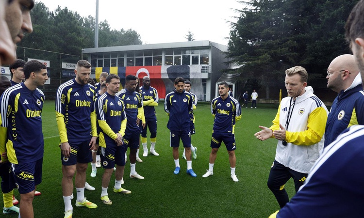 Son Gelişme: Fenerbahçe'de Dirk Kuyt dönemi resmen start aldı! Göztepe öncesi acil toplantı - Son Dakika Bilgi