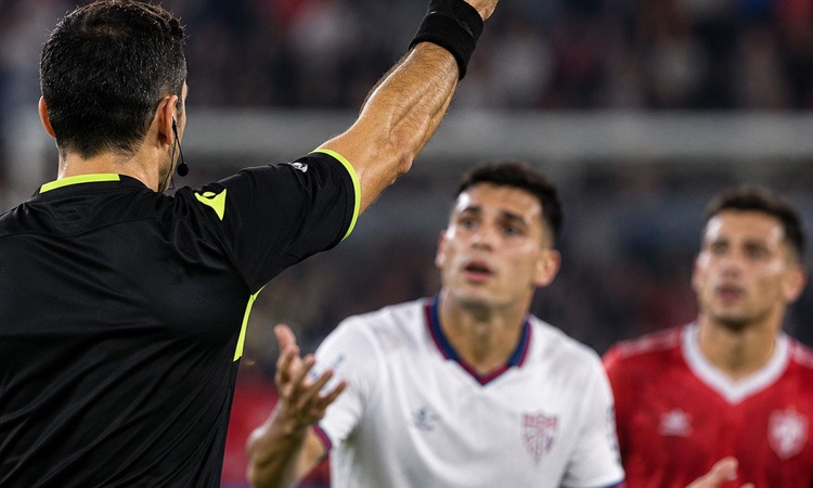 Son Gelişme: Futbolda tarihi yenilik! Hakemler artık bunu kullanacak | İşte Tüm Ayrıntılar