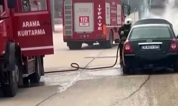 Son Gelişme: Gaziantep Nurdağı'nda seyir halindeki otomobilin motoru alev aldı, itfaiye söndürdü | İşte Tüm Ay