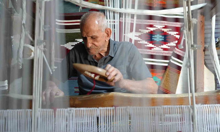 Son Gelişme: Gaziantep'te 84 yaşındaki kilim ustası, 3 metrekarelik dükkanda tezgahını bırakmıyor