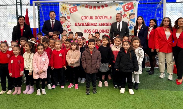 Son Gelişme: Gelibolu'da öğrenciler Cumhuriyet Bayramı etkinliklerinde bayrak sevgisini sergiledi