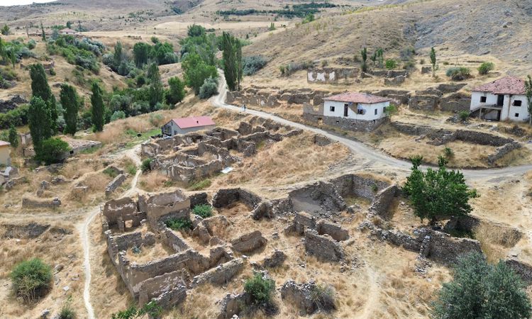 Son Gelişme: Göç nedeniyle terk edilen köyde yalnızca bir aile yaşıyor - Son Dakika Bilgileri