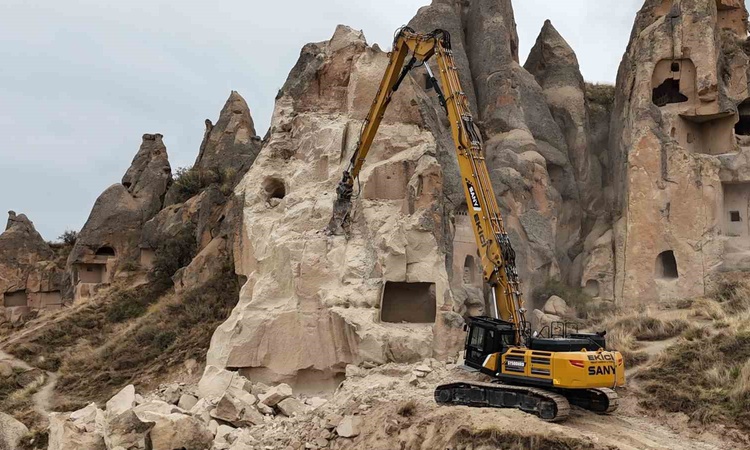 Son Gelişme: Göreme'de 3 kişinin öldüğü çökmenin ardından riskli kaya parçaları temizleniyor | İşte Tüm Ayrınt