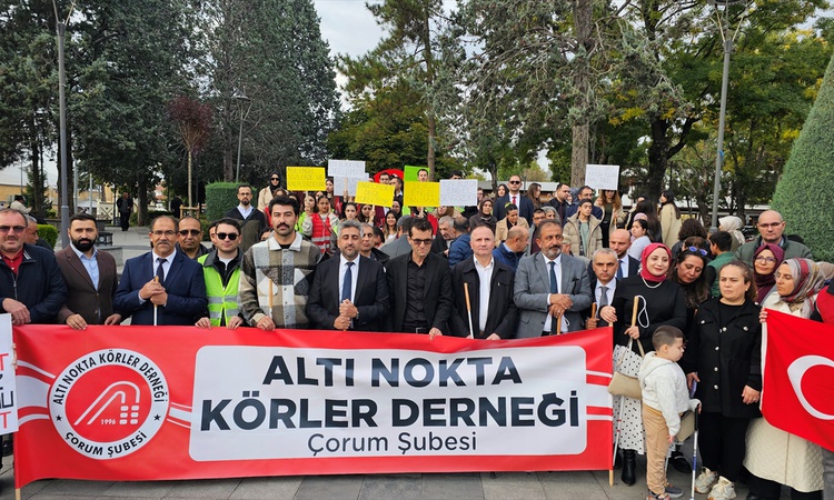 Son Gelişme: Görme engelliler Çorum'da beyaz baston farkındalığı için Saat Kulesi'ne yürüdüler - Son Dakika Bi