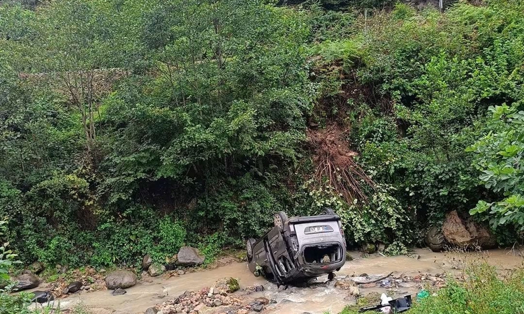 Son Gelişme: Hafif ticari araç dereye yuvarlandı; 3’ü ağır, 5 yaralı - Son Dakika Bilgileri