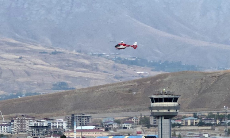 Son Gelişme: Hakkari Derecik'te entübe 3 yaşındaki çocuk helikopter ambulansla Van'a sevk edildi. - Son Dakika