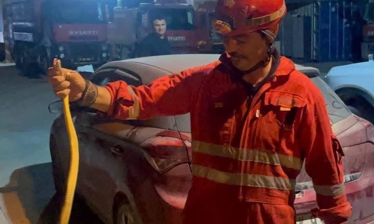 Son Gelişme: Hatay Antakya'da itfaiye istasyonuna gelen araçtaki yılan yakalanıp doğaya bırakıldı ve Merak Edi