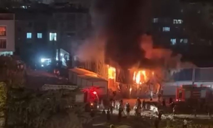 Son Gelişme: Hatay Defne'de işçi yatakhanesindeki konteyner yangını kontrol altına alındı ve Merak Edilenler