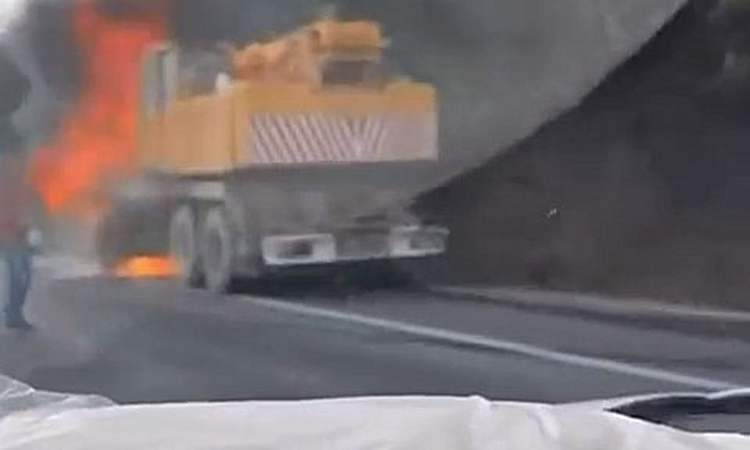Son Gelişme: İş makinesi alev alev yandı: Gelişmeler Takip Ediliyor