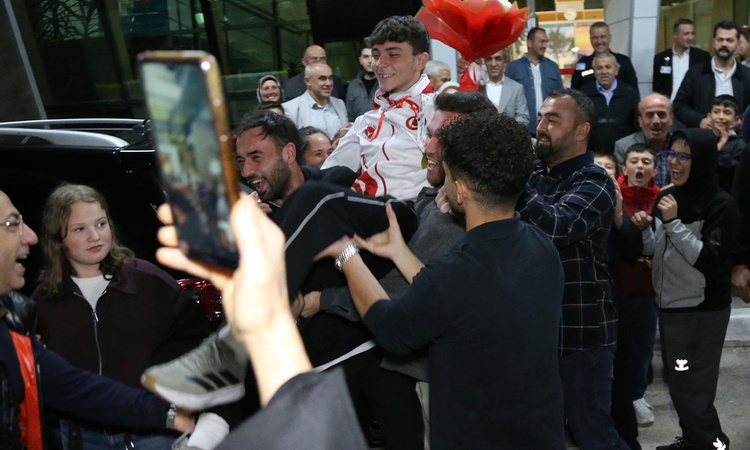 Son Gelişme: İsrailli rakibini yenerek dünya şampiyonu olan milli sporcuya Kastamonu'da coşkulu karşılama ve M