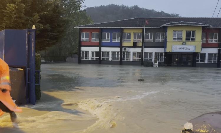 Son Gelişme: İstanbul Arnavutköy'de sağanakla Alibey Deresi taştı, sular okul bahçesine doldu