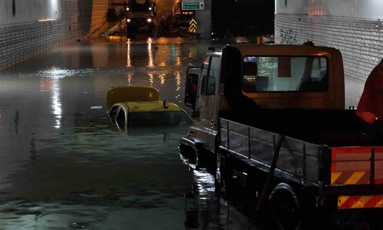 Son Gelişme: İstanbul Bakırköy'de alt geçitte mahsur kalan taksi sürücüsü ekiplerce kurtarıldı: Gelişmeler Tak