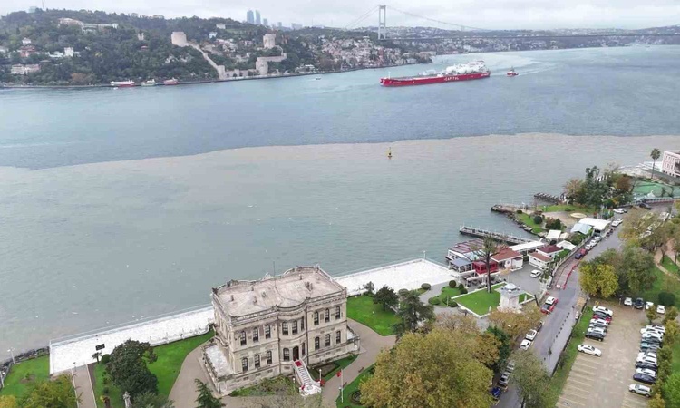 Son Gelişme: İstanbul Boğazı'nda çamur iki renge büründü, görüntü Beykoz'dan alındı
