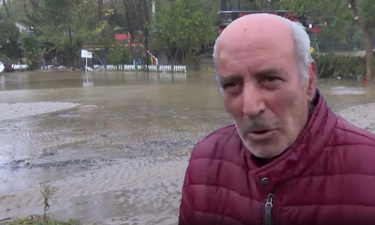 Son Gelişme: İstanbul'daki selde mucize kurtuluş! Araçtan atlayıp ağaçlara tutundu: Gelişmeler Takip Ediliyor