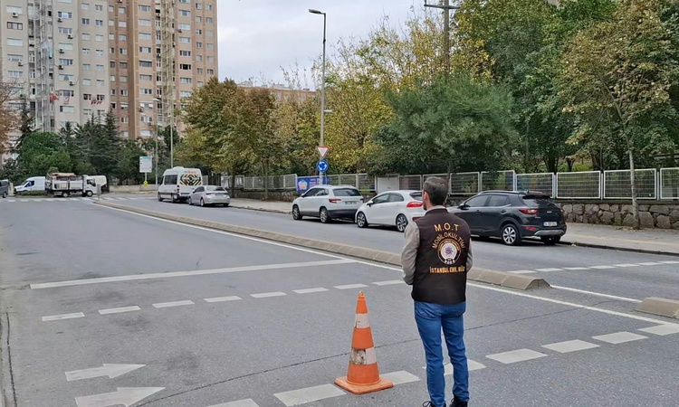 Son Gelişme: İstanbul Emniyet Müdürlüğü ekipleri Ataşehir'de okul çevresi denetimlerini artırdı - Son Dakika B