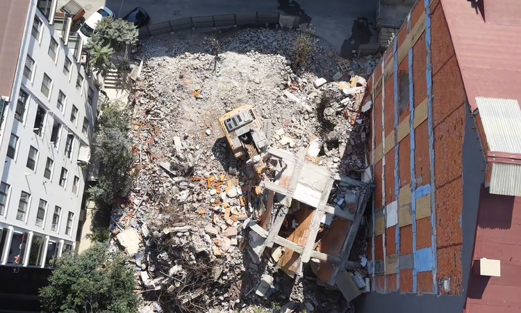 Son Gelişme: İstanbul Küçükçekmece'de yıkımda iş makinesine moloz devrildi, operatör kurtuldu | İşte Tüm Ayrın
