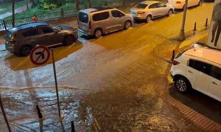 Son Gelişme: İstanbul'da sağanak, Bayrampaşa ve Eyüpsultan'da yolları göle çevirdi ve Merak Edilenler