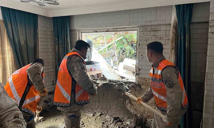 Son Gelişme: İstanbul'da sel sonrası Jandarma, Beykent Üniversitesi Konukevi çevresini temizledi ve Merak Edil