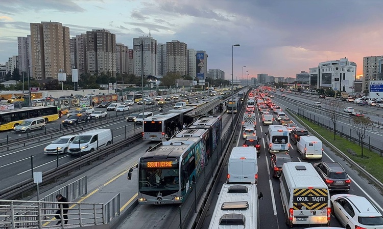 Son Gelişme: İstanbul'da trafik yoğunluğu yüzde 83'e ulaştı ve Merak Edilenler