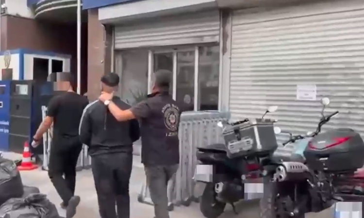 Son Gelişme: İzmir'de 150 polisin katıldığı şafak operasyonunda 184 kişi yakalandı: Gelişmeler Takip Ediliyor