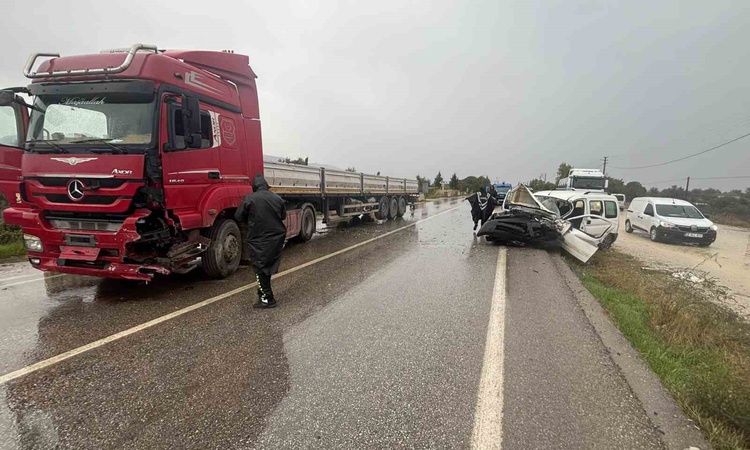 Son Gelişme: İzmir'in Ödemiş ilçesinde tırla çarpışan kamyonette 1 kişi öldü, 1 kişi yaralandı - Son Dakika Bi