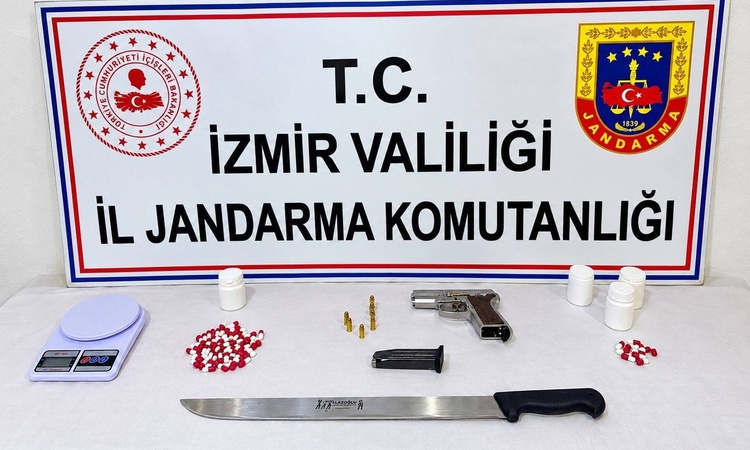 Son Gelişme: İzmir Torbalı'da düzenlenen operasyonda 77 uyuşturucu hap ve tabanca ele geçirildi