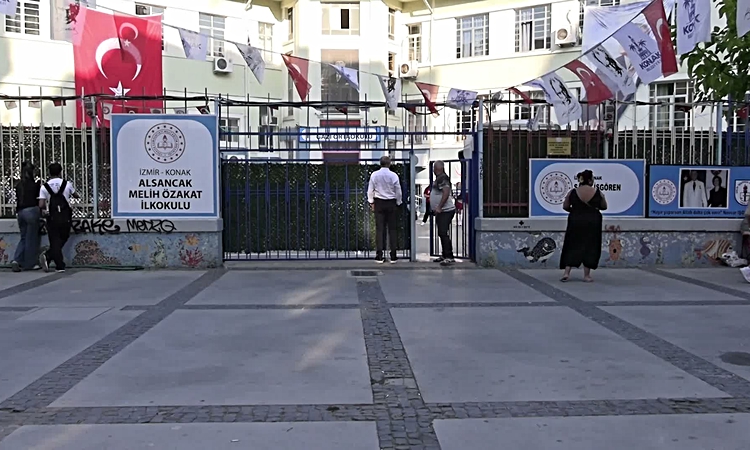 Son Gelişme: İzmir’de üç okul tek binaya sığdırıldı: Veliler isyan etti: Gelişmeler Takip Ediliyor