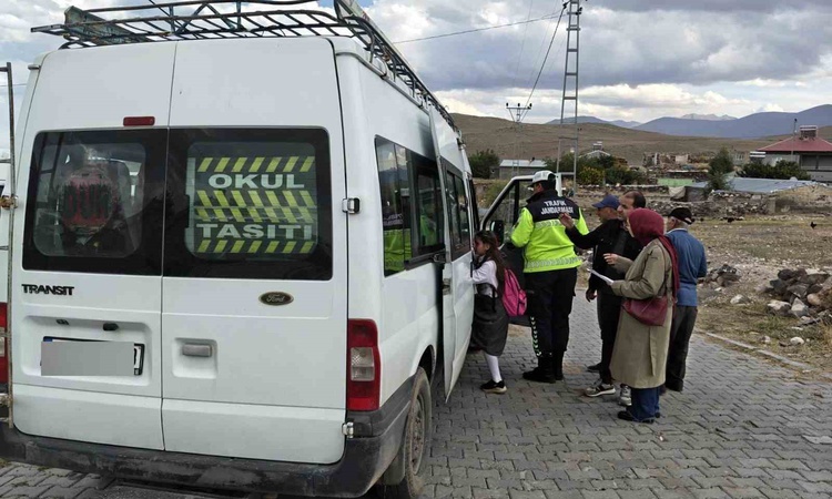 Son Gelişme: Iğdır'da jandarma 16 okulda bin 217 öğrenciye trafik kurallarını anlattı. - Son Dakika Bilgileri