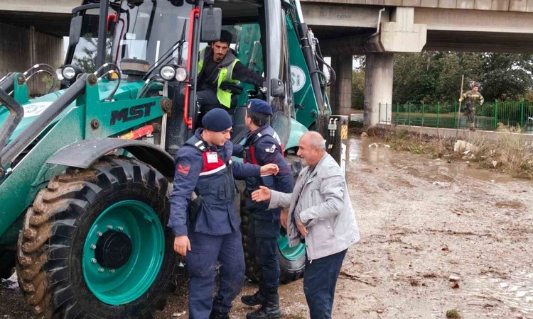 Son Gelişme: Jandarma, Bursa'da taşkında mahsur kalan 63 yaşındaki vatandaşı iş makinesiyle kurtardı - Son Dak