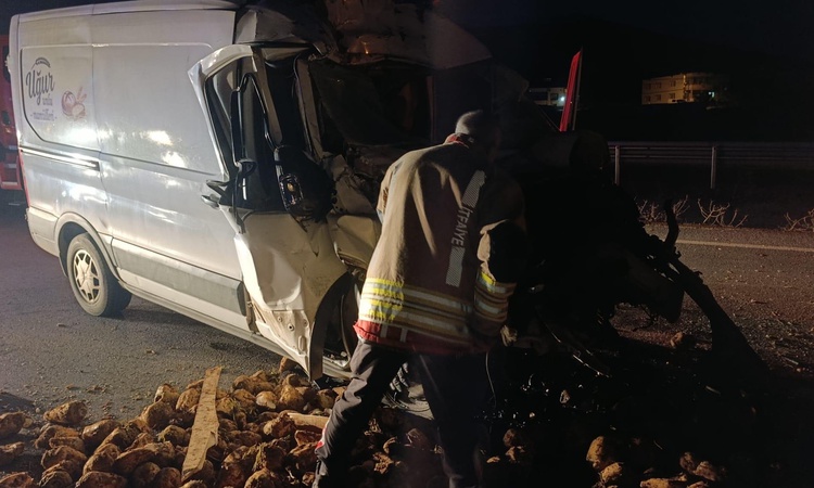 Son Gelişme: Kahramanmaraş Afşin'de pancar römorkuna çarpan ekmek aracının sürücüsü ağır yaralandı