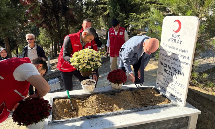 Son Gelişme: Karabük'te evini Kızılay'a bağışlayan hayırsever Bostan'ın kabri yaptırıldı ve Merak Edilenler