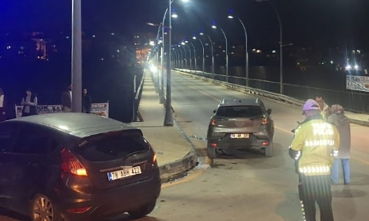 Son Gelişme: Karabük'te kavşakta çarpışan iki otomobilde 2 sürücü yaralandı - Son Dakika Bilgileri