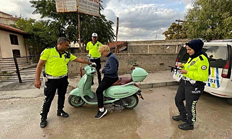 Son Gelişme: Karaman'da ters yönde giden kasksız motosikletçiye 12 bin 500 lira ceza kesildi. ve Merak Edilenl