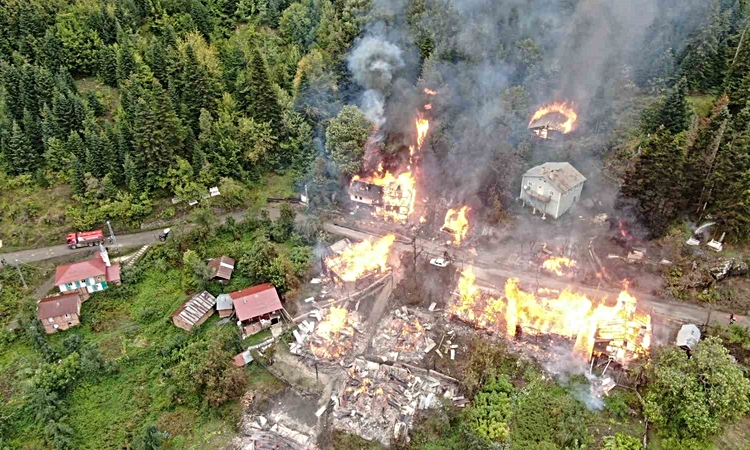 Son Gelişme: Kastamonu İnebolu'da 8 evi saran yangına ekiplerin müdahalesi sürüyor - Son Dakika Bilgileri