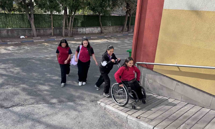Son Gelişme: Kayseri'de bedensel engelli Ecrin Bütün, arkadaşlarının desteğiyle engelleri aşıyor