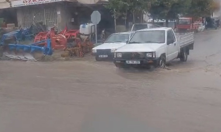 Son Gelişme: Kayseri Develi'de sağanak yollarda su birikintileri oluşturdu, sürücüler zorlandı