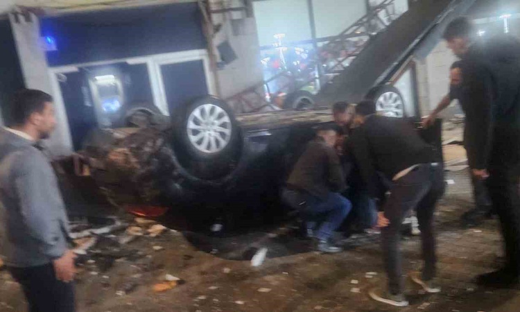 Son Gelişme: Kayseri'de otomobil yaklaşık 50 metreden dükkanların üzerine uçtu, sürücü yaralandı: Gelişmeler T