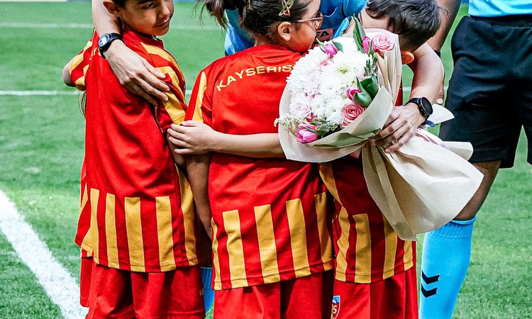 Son Gelişme: Kayserispor maçı öncesi kadın hakem Asen Albayrak'a çiçek ve plaket verildi: Gelişmeler Takip Edi