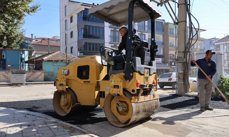 Son Gelişme: Kırıkkale'nin Yeni Mahallesi'nde bozulan yollarda asfalt tamiri sürüyor