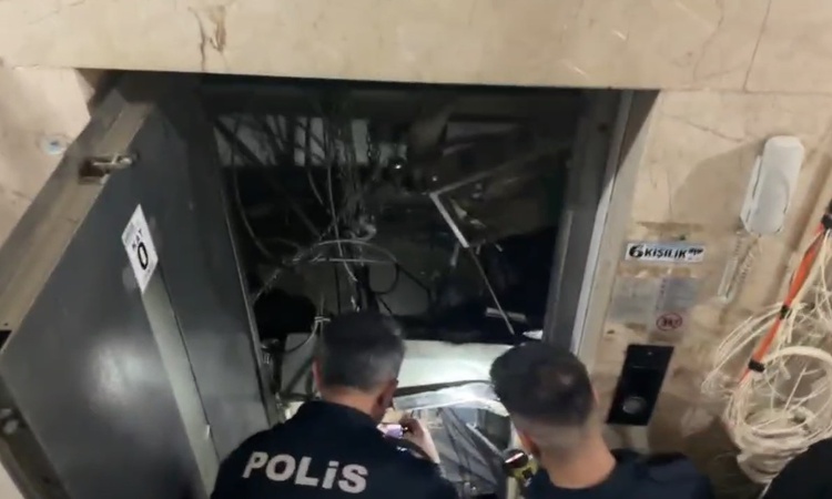 Son Gelişme: Kızıltepe'de iş merkezindeki asansörün halatı koptu, kabinle düşen 2 işçi yaralandı ve Merak Edil