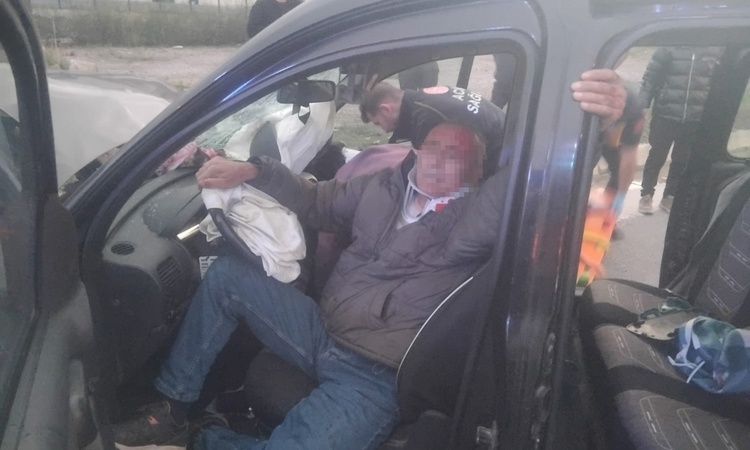 Son Gelişme: Kocaeli Gebze'de iki otomobil çarpıştı, 1'i ağır 4 kişi yaralandı: Gelişmeler Takip Ediliyor
