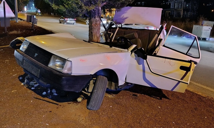 Son Gelişme: Konya Beyşehir'de TOFAŞ refüjdeki ağaca çarptı, 1'i ağır 2 kişi yaralandı - Son Dakika Bilgileri