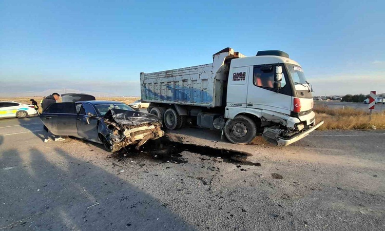 Son Gelişme: Konya Karapınar'da kamyonla otomobil çarpıştı, 1 yaralı hastaneye kaldırıldı: Gelişmeler Takip Ed
