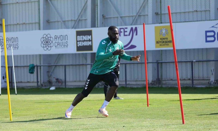 Son Gelişme: Konyaspor, Başakşehir maçı öncesi son antrenmanı İlhan Palut yönetiminde yaptı