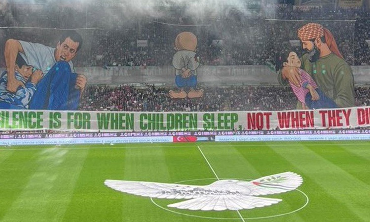Son Gelişme: Konyaspor-Filistin maçında anlamlı koreografi! Tribünlerden tüm dünyaya mesaj: Gelişmeler Takip E