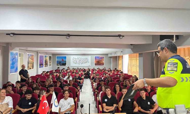 Son Gelişme: Kuşadası'nda trafik jandarması 80 öğrenciye güvenli motosiklet sürüşü semineri verdi - Son Dakika