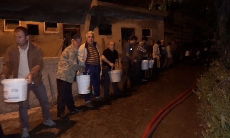 Son Gelişme: Kuşburnu için yakılan ateş köyde yangına neden oldu: 2 ev ve ahır küle döndü ve Merak Edilenler